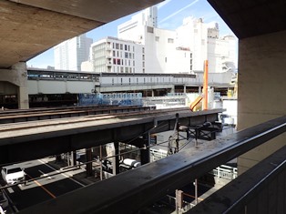 旧東横線と現在のJRホーム